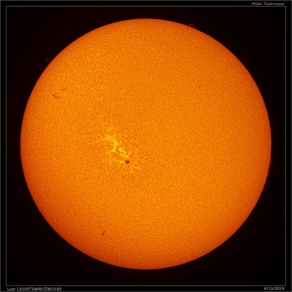 Fotografía del Sol tomada en la línea de emisión H-alfa