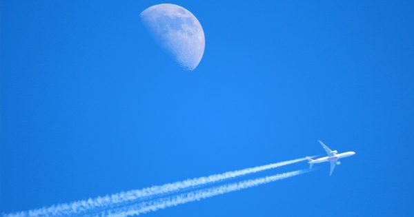 Foto de la Luna y un avión tomada desde Arenys de Munt, Barcelona