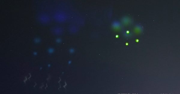 Fotografía del lanzamiento de dos cohetes tomada desde Tromsø, Noruega