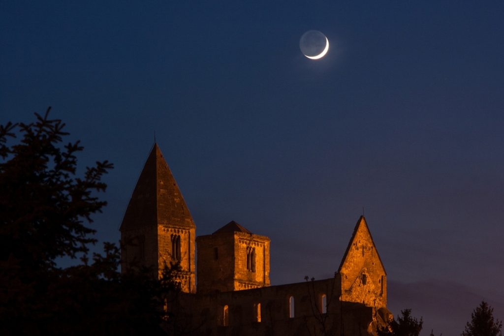 La Luna creciente captada desde Zsámbék, Hungría
