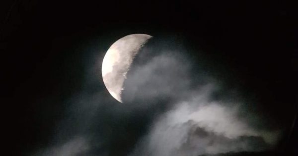 La Luna fotografiada desde Tešanj, Bosnia y Herzegovina
