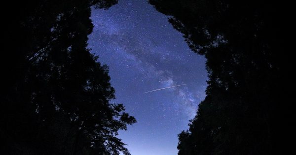La Vía Láctea y un meteoro fotografiados desde Nagano, Japón