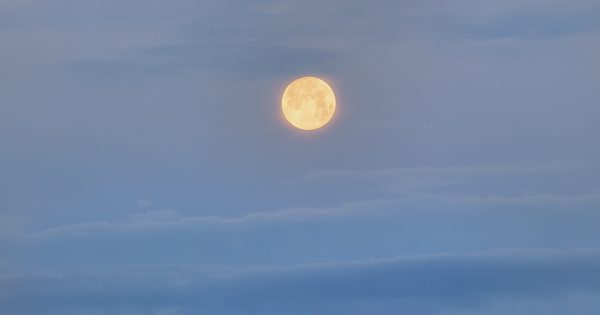 Foto de la Luna llena tomada desde Roma, Italia