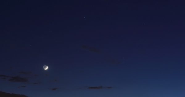 Fotografía de la Luna y Marte tomada desde Toruń, Polonia