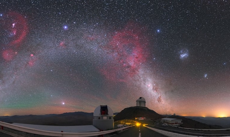Imagen de la Vía Láctea y las Nubes de Magallanes tomada desde Chile