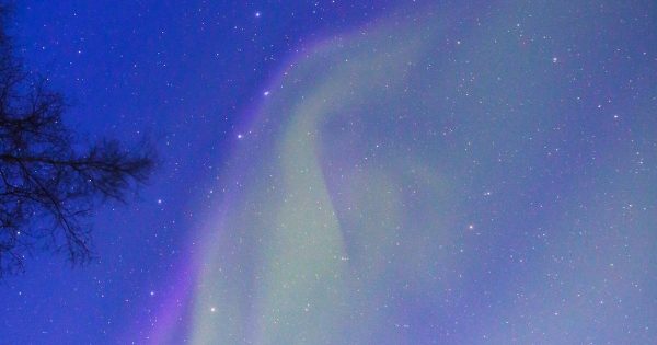 Foto de auroras boreales y la constelación de la Osa Mayor