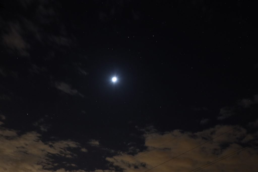 Foto de la Luna y las estrellas Pólux y Cástor