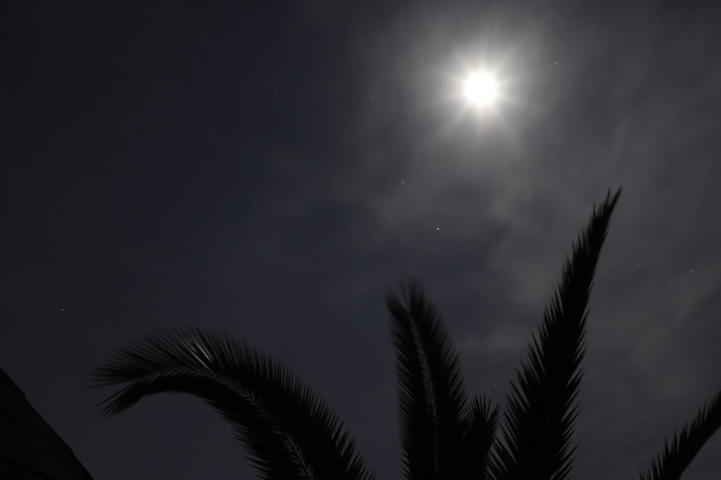 Foto de la Luna y la estrella Spica tomada desde Arenys de Munt, Barcelona