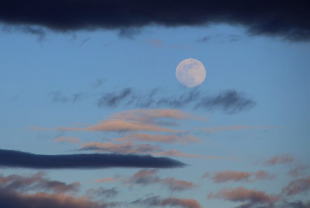 La Luna llena fotografiada desde Arenys de Munt, Barcelona