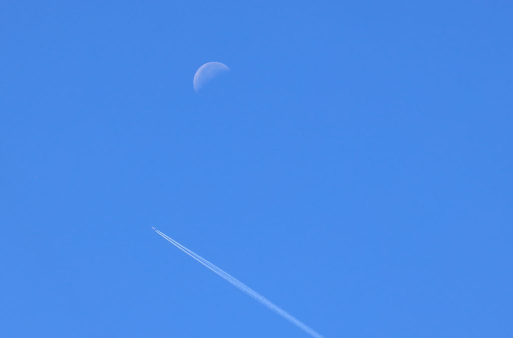 Foto de la Luna y un avión tomada desde Arenys de Munt, Barcelona