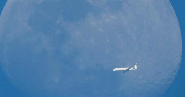 Fotografía de la Luna y un avión tomada desde Manhay, Bélgica