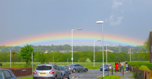 Arcoíris fotografiado desde Merseyside, Inglaterra