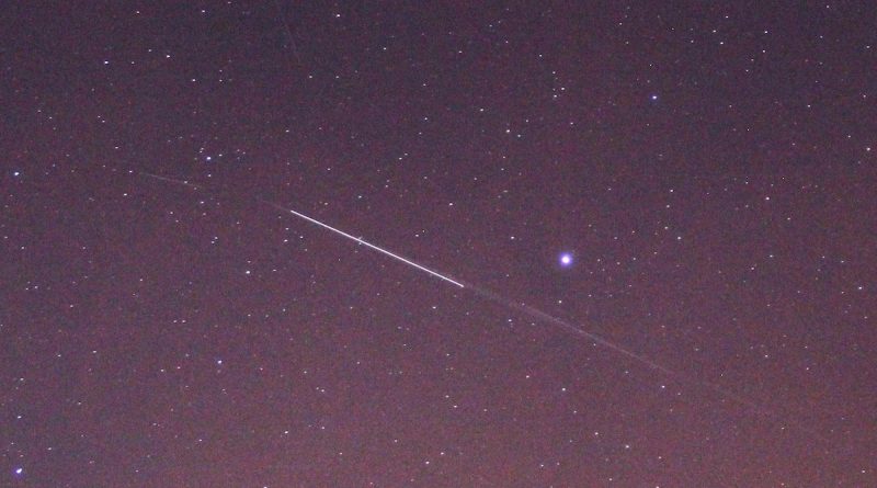 El paso de satélites Starlink captado desde Nakhodka, Rusia