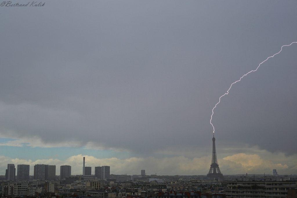 Tormenta eléctrica fotografiada desde París, Francia