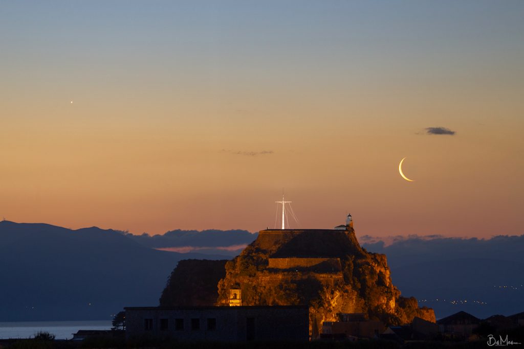 La Luna menguante fotografiada desde la isla de Corfú, Grecia