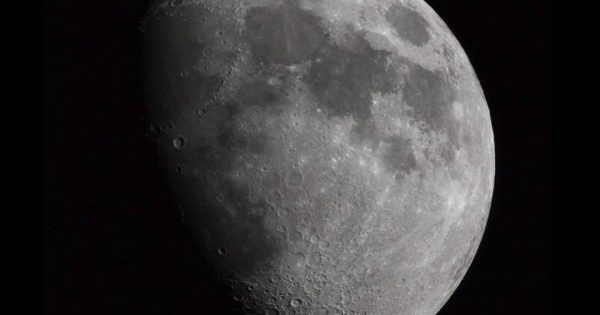 La Luna gibosa creciente fotografiada desde Washington, Estados Unidos