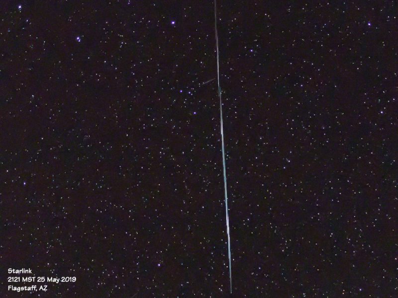 Imagen del paso de satélites Starlink tomada desde Arizona, Estados Unidos
