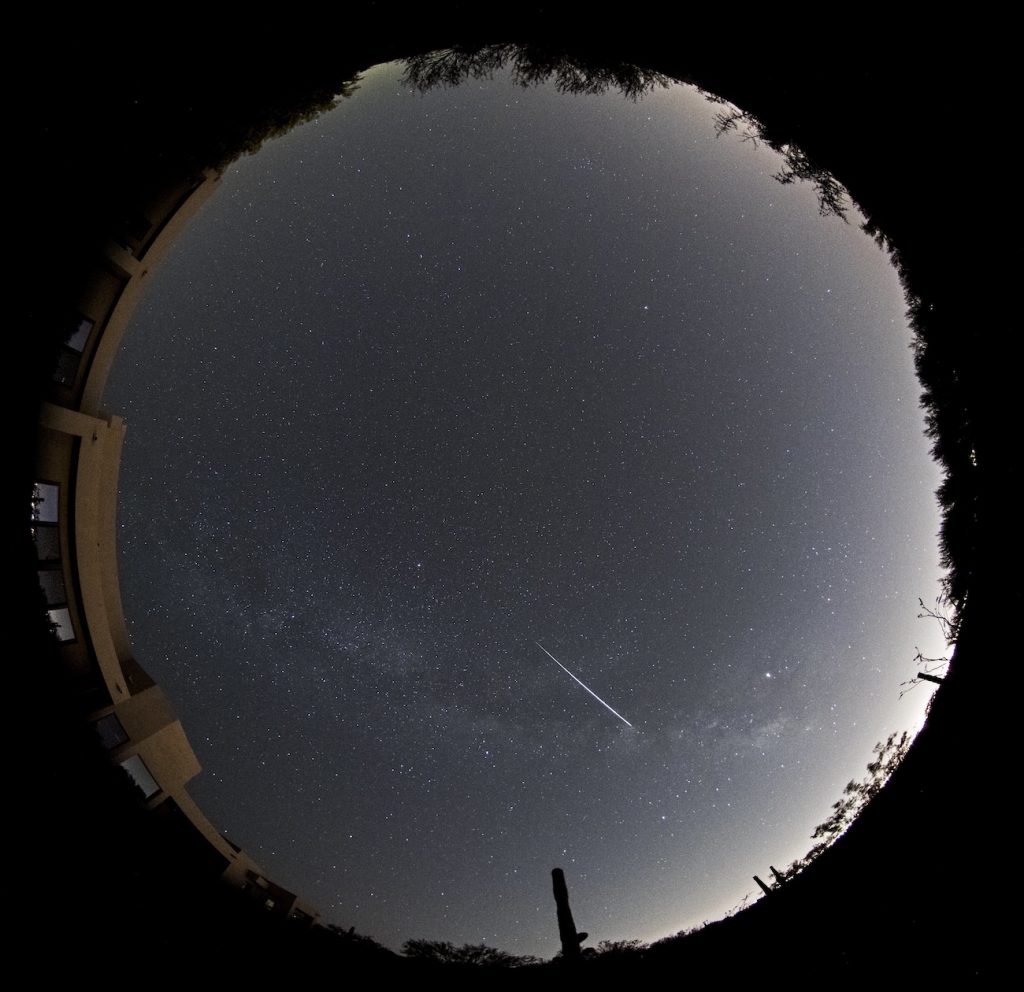 Imagen de la Vía Láctea y un meteoro tomada desde Arizona, Estados Unidos