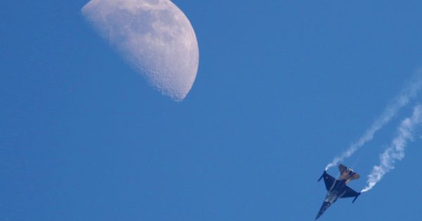 Fotografía de la Luna y un avión tomada desde Estambul, Turquía
