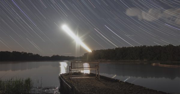 Imagen de rastro de estrellas y de la Luna tomada desde Tiszafüred, Hungría
