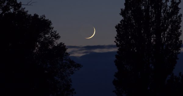 La Luna creciente fotografiada desde Sajonia, Alemania