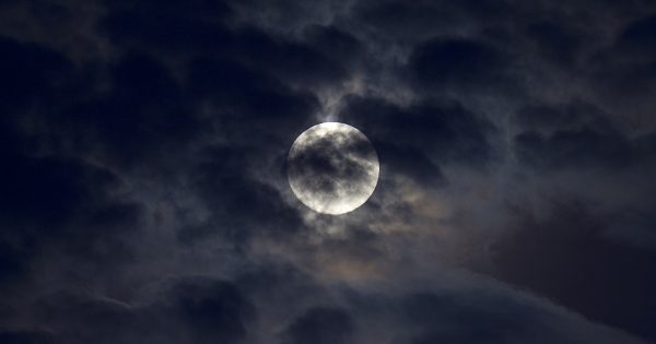 Foto de la Luna tomada desde Estocolmo, Suecia (17-mayo)