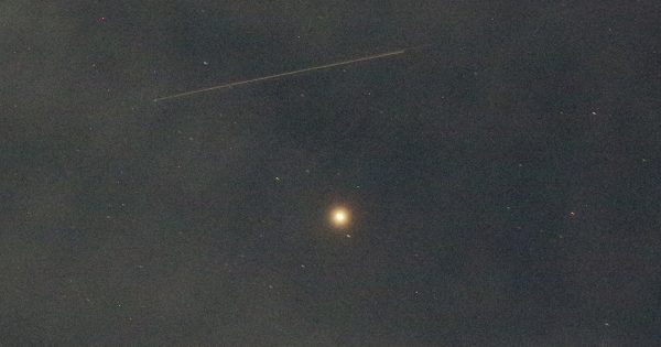 Imagen del paso de satélites Starlink y la estrella Arcturus