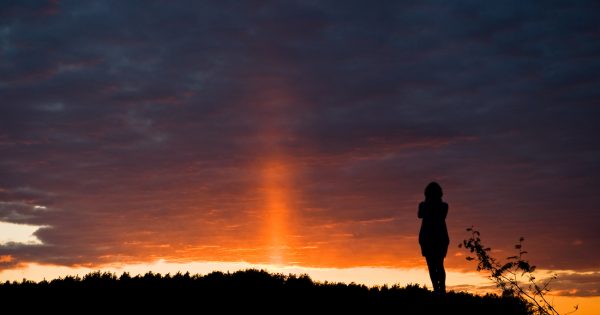 Pilar de luz fotografiado desde Szubin, Polonia