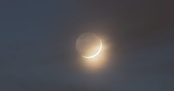 La Luna creciente fotografiada desde Pennsylvania, Estados Unidos