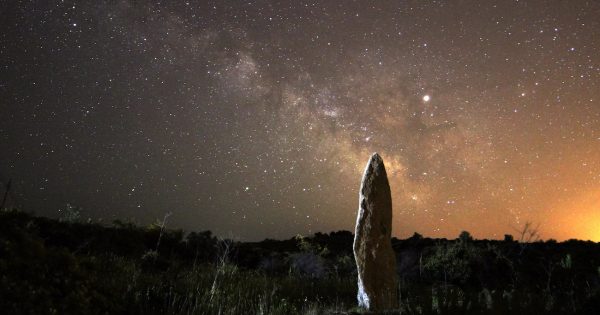 Imagen de Júpiter y la Vía Láctea tomada desde Girona, España