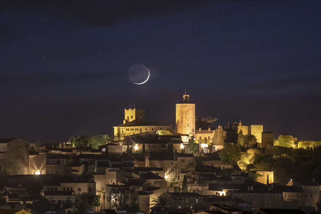 La Luna creciente fotografiada sobre Pals, Girona, España