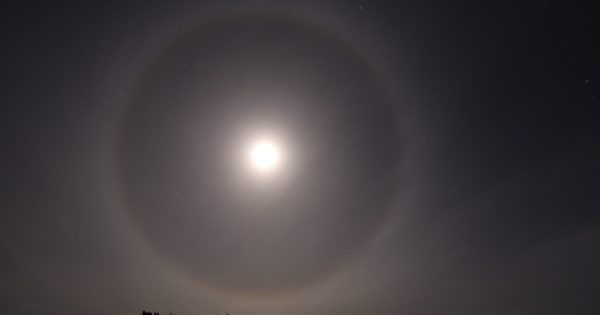Halo lunar fotografiado desde la isla de Tasmania