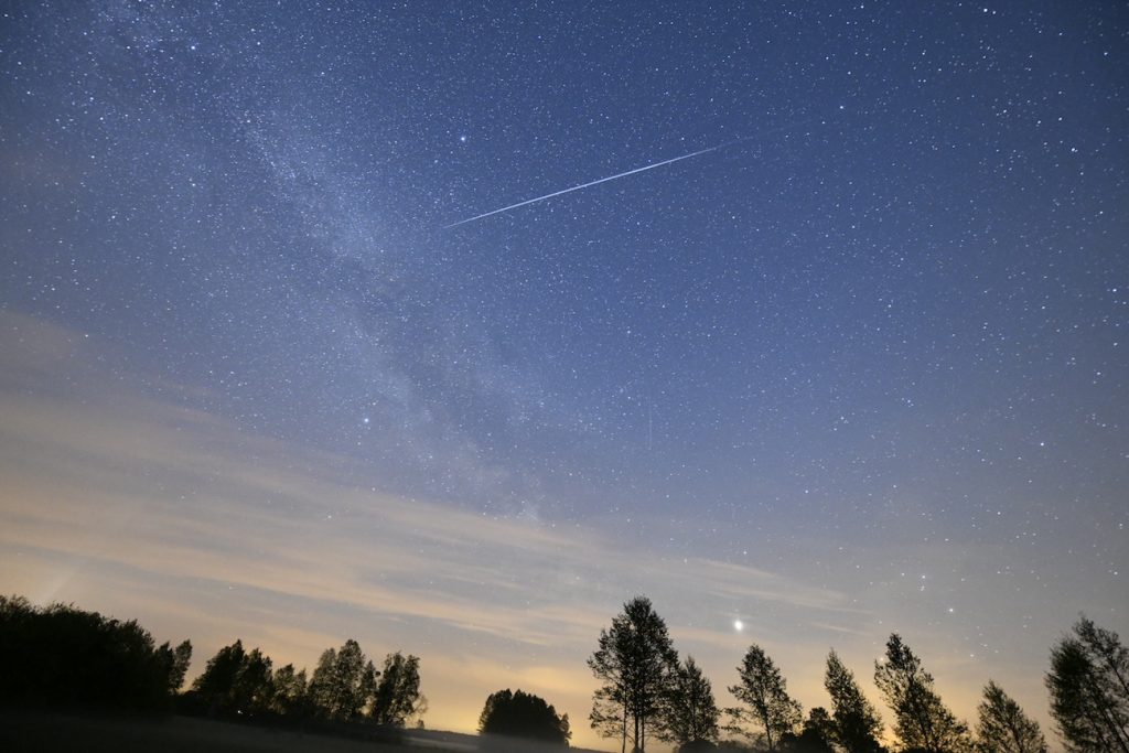Imagen de la Vía Láctea y el paso de satélites Starlink