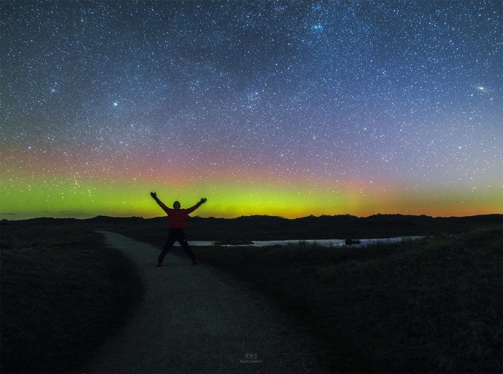 Auroras boreales y la Galaxia de Andrómeda fotografiadas desde Dinamarca