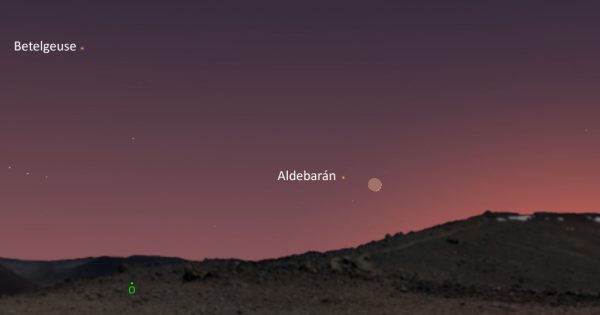 La conjunción de la Luna y Aldebarán será visible hoy al anochecer