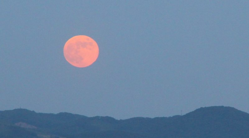 Foto de la salida de la Luna sobre el Mar de Japón