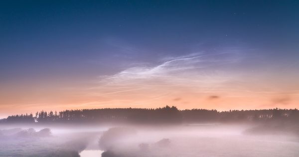 Foto de nubes noctilucentes tomada desde Hjørring, Dinamarca