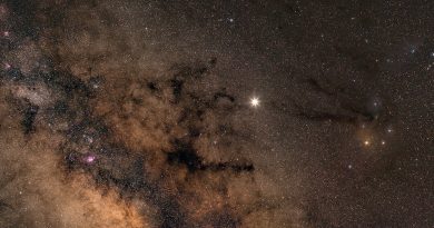 Imagen de la Vía Láctea, Júpiter, Antares y la Nebulosa del Caballo Oscuro