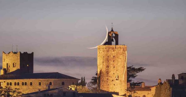 La Luna creciente fotografiada sobre Pals, Girona, España
