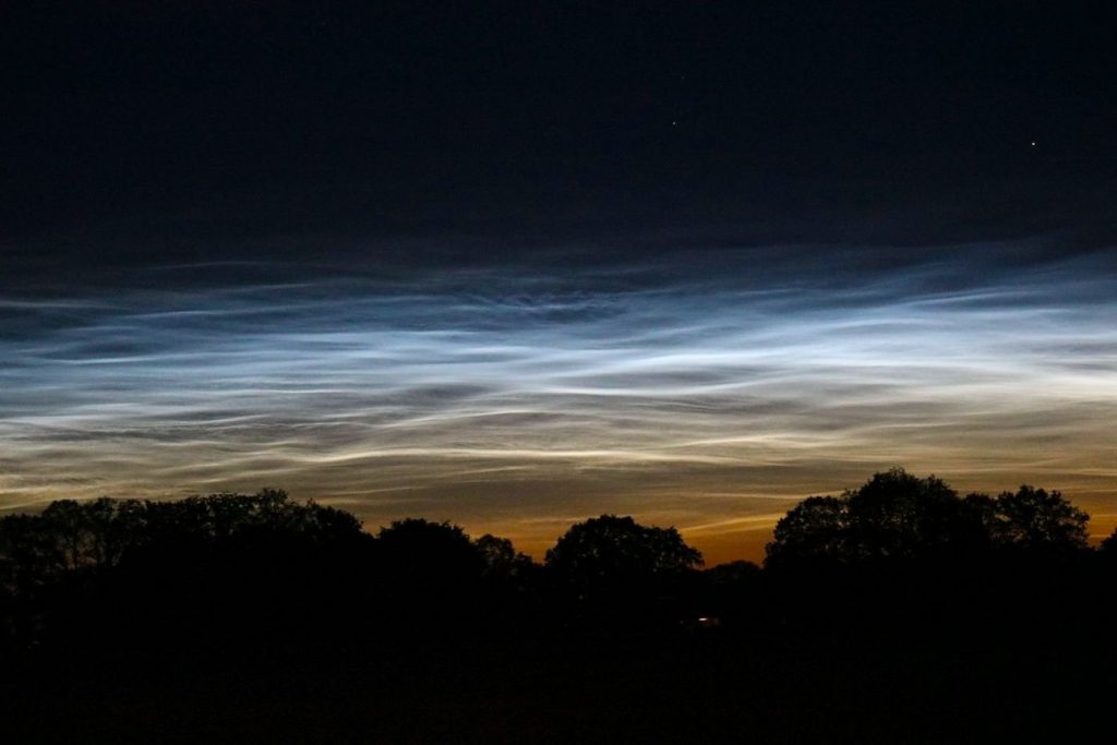 Nubes noctilucentes fotografiadas desde Schalkhaar, Países Bajos
