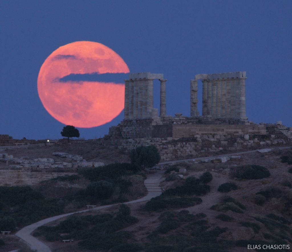Foto de la Luna y el Templo de Poseidón tomada desde Grecia (17-junio)