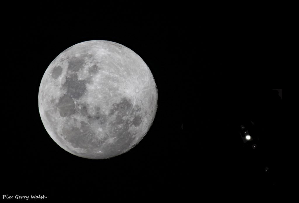 Júpiter y la Luna fotografiados desde Nueva Gales del Sur, Australia