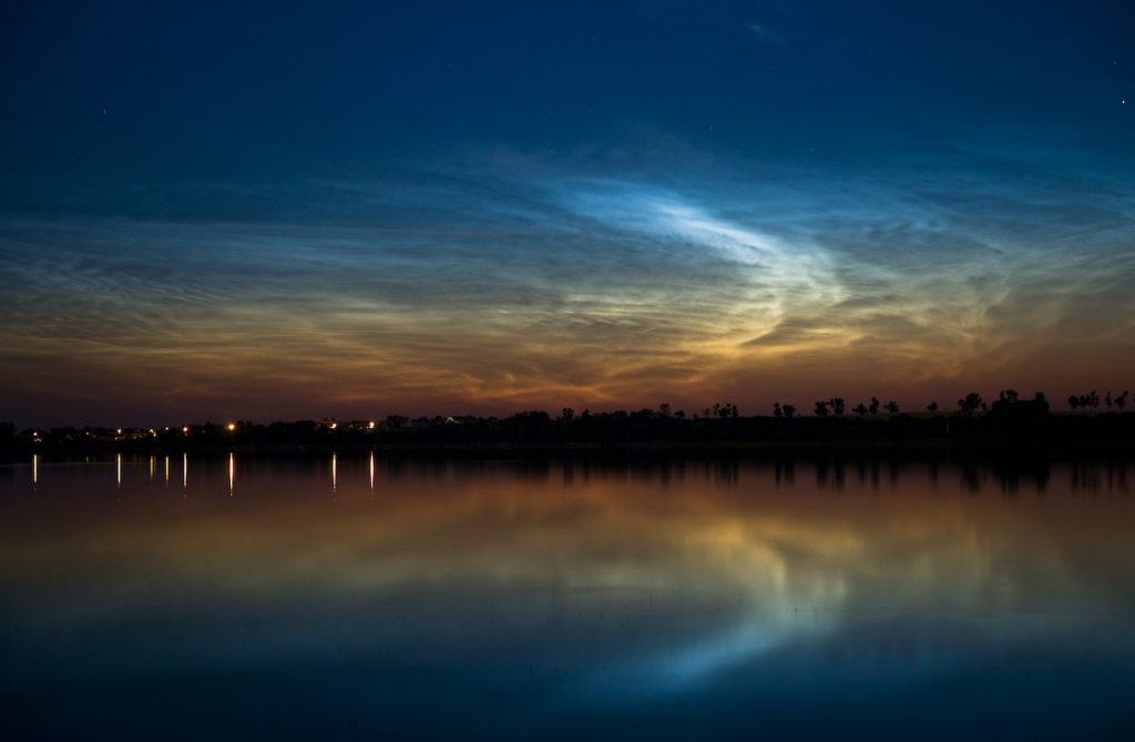 Nubes noctilucentes fotografiadas sobre el Lago Żnin, Polonia