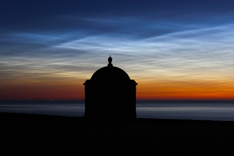 Nubes noctilucentes captadas desde Londonderry, Irlanda del Norte