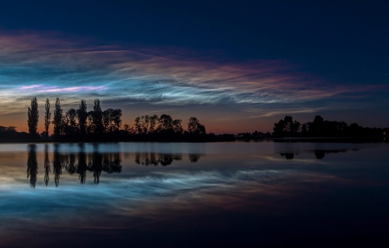 Foto de nubes noctilucentes tomada desde Zwolle, Países Bajos