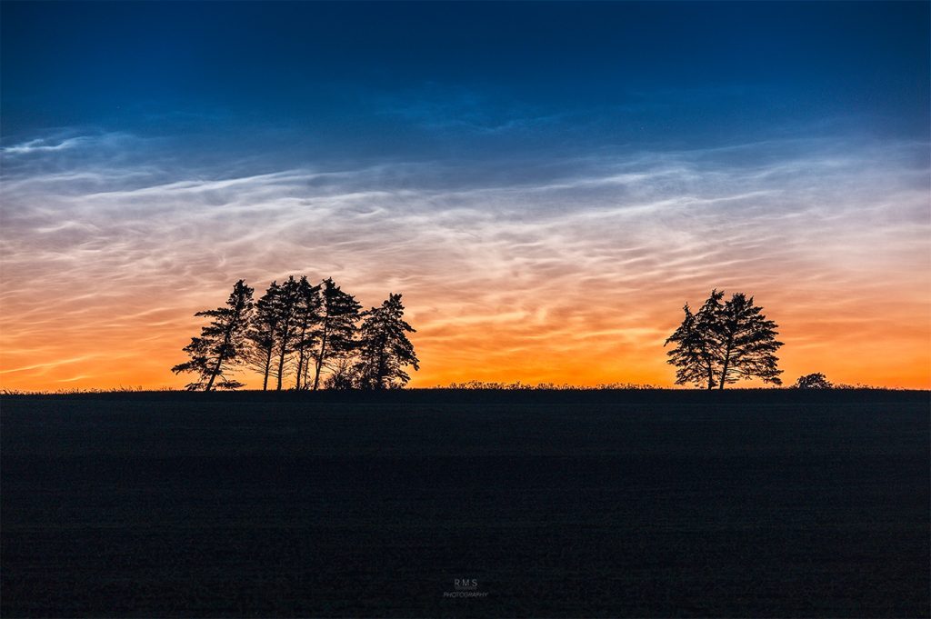 Foto de nubes noctilucentes tomada al amanecer en Hjørring, Dinamarca