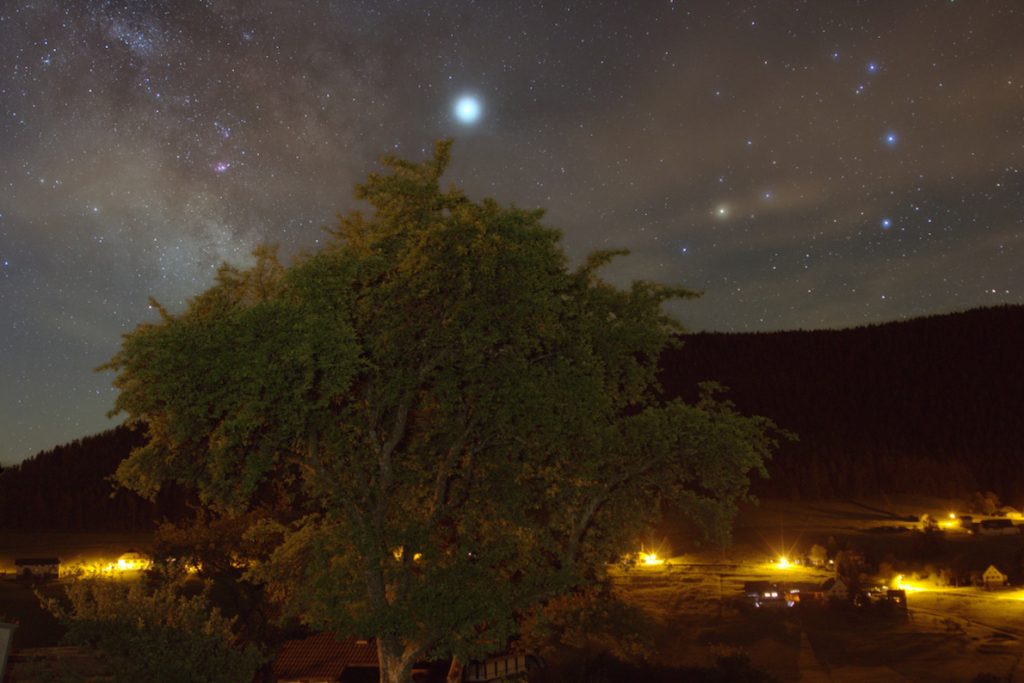 Júpiter y Antares fotografiados desde Baiersbronn, Alemania