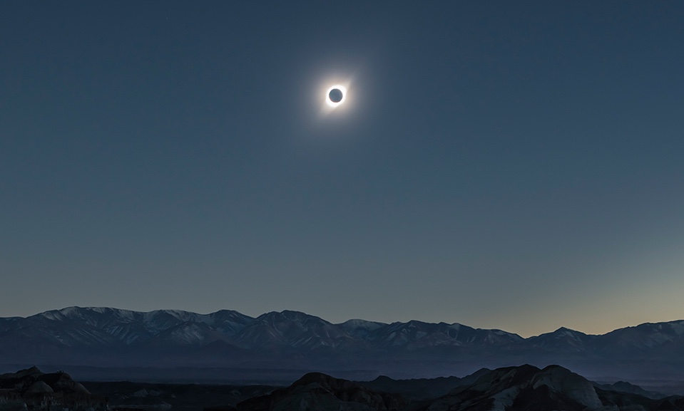 El eclipse total de Sol fotografiado desde el Embalse Cuesta del Viento, Argentina