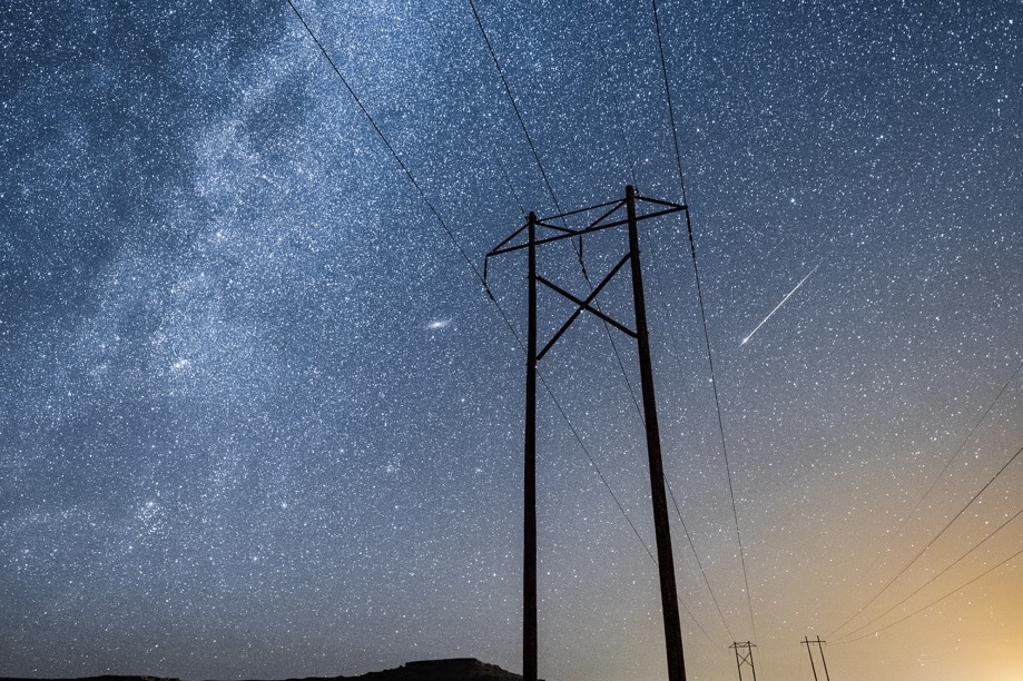 Imagen de la Vía Láctea, la Galaxia de Andrómeda y un meteoro