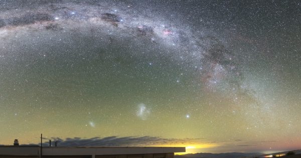 La Vía Láctea y las Nubes de Magallanes captadas desde el Observatorio La Silla